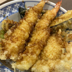 Ten-don to Mendokoro Kiraku - 並天丼はエビ天2尾、ナス天、獅子唐天、半熟卵天、海苔天が入っていました