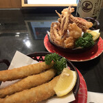 Sanchoku Gourmet Kaiten Sushi Kantaro Tokyo - イカのげそ揚げ、子持ちししゃもフライ、各３１８円。揚げたての揚げ物は、食欲を増進させますね。されなくてもありますが（笑）。ししゃもがとても美味しかったです（╹◡╹）