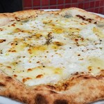 Pizzeria VOLPE BIANCA - 4種のチーズのピッツァ