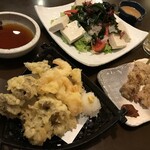 Umejuan - 舞茸と小海老の天ぷら、鶏もも串、豆腐と海藻のごまだれサラダ