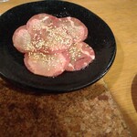 元氣七輪焼肉 牛繁 - 豪華盛り合わせのタン塩