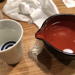 Higashi Ikebukuro Uokin - 日本酒は１合ですが、量があっていいですね。ただ、つぎにくいので、こぼします。