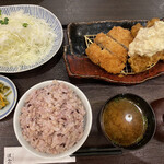 Tonkatsu Hamakatsu Hiroshima Yagi Ten - ロースかつとチキン南蛮ランチ950円税別。
                        写真は黒米入り麦ごはん大盛り、赤味噌、キャベツ千切りです。