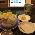 Sanchoku Gourmet Kaiten Sushi Kantaro Tokyo - 野菜サラダ２２０円。野菜がシャキシャキで、とても美味しかったです（╹◡╹）。感染症対策で、ガリもオーダー制になっています