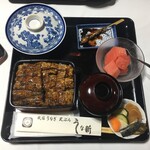 民宿うな新 - キャーーー！！！鰻重 松 ¥3500
            
            白飯が見えない鰻重。
            
            吸物に肝串 小鉢に香の物、果物。
            
            
            あ！タレ少なめって言うの忘れた！
            
            
            
            