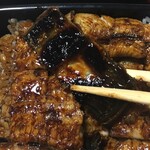 民宿うな新 - 活鰻を地焼き。
            
            炭火での強めの焼き具合。
            
            皮目バリッと身はふっくら。川魚特有のいい香り。
            
            あぁぁぁ美味い！！！
            
            
            
            