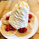 Eggs'n Things Lalaport Tachikawa Tachitobi Ten - ストロベリー、ホイップクリームとマカダミアンナッツのパンケーキ