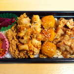 Tori Jin Ginza Ten - 鶏陣弁当（￥950）。鶏もも唐揚げ2個、焼鳥3本（もも・つくね）が乗り、内容充実