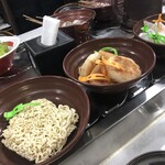 串串香 回転火鍋 - 回転している具（乾麺と揚げパン？）