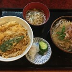 Soba Dokoro Aoki - キャーーー！！！天丼セット！￥1150
                        
                        フルサイズ天丼のミニおろしそばヽ(´o｀
                        
                        漬物に素麺！
                        
                        
                        え！？素麺？？？
                        
                        おろしそば付くのに？素麺？？？
                        
                        まさかの汁物かぶり？？？
                        
                        
                        