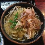 Soba Dokoro Aoki - 娘はおろしそば 単品 ￥650。
                        
                        天ぷらが好きじゃない娘はオーソドックスなヤツ。
                        
                        福井はこのぶっかけスタイルの『おろしそば』が定番。
                        
                        天皇陛下が召し上がられた有名店もあります。
                        
                        妻は天丼の単品