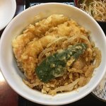 Soba Dokoro Aoki - 天丼は中々いい大きさの海老が2尾にタマネギのかき揚げとピーマン。オクラじゃなくてよかった。
                        
                        妻は『魚入ってない？入ってたら行って！』と。
                        
                        