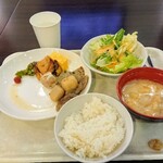 Kuretake Inn Yaizu Ekimae - 上手な盛り付けではないですね。カレーもいただきました。