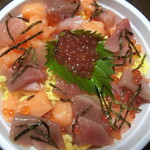 白いクジラ - いくら、サーモン、マグロ丼(1,300円ぐらい？)