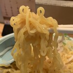 Kiraito - みそラーメン、麺リフト