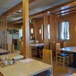 Mishima Ya - 店内　明るい木の空間