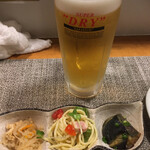 Wayoshusai Nonnon - 生ビールにお通し3種。ナスが美味しかったです