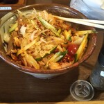 翼餃子 - ピヤシ（冷やし）坦々刀削麺をよく混ぜて一口食べてから、花山椒を振ってみました。香り高くなりました。