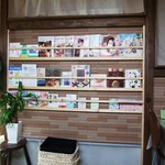 Genki Shunsai Shokudo Koniko - 店内2（マクロビオティックを掲載した時の雑誌を並べています）