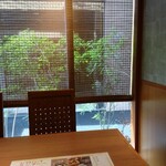 Sushi Hana Matoi Tei - 窓際の景色。落ち着くように植木を植えて造ってあるようでした。