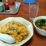 Taiyo Ken - スープが付きます。ラーメンスープのお味を知りませんが、このスープは中華っぽさのないスープですね。和食のスープっていう感じです。