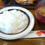 にんじん - ご飯と味噌汁の揃い踏み！味噌汁の湯気立つ！