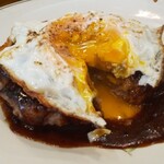 にんじん - ハンバーグ、目玉焼きの黄身と肉汁がデミグラスソースと、合う！