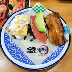 Muten Kura Zushi Higashimukojima Ten - 鬼滅の刃にぎり三種盛り200円♪鬼滅の刃シート付き