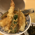 Hakata Tempura Agetenya Nagoya Ionmoru Otaka Ten - 海鮮海老天丼税込858円味噌汁に香の物付き。海老天にキス天に烏賊天に南瓜天にピーマン天に茄子の天ぷら。