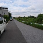 CoCo Ichiban Ya Ichihara Hachiman Ten - 本文にあった市原市側の川沿いの道路。