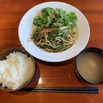 Cafe&Dining yumo - 日替りランチ（ピリ辛ひき肉のニラもやし炒め）…650円+税