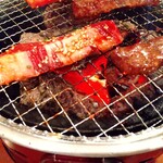 炭火焼肉 でかべこ - 左ブリスケ　右ハラミ