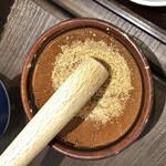 Tonkatsu Hamakatsu Hiroshima Yagi Ten - 胡麻をスリスリ。