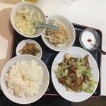 China Hanten Fukuraimon - 息子は回鍋肉が大好き。
                        
                        大陸系の店でね。
                        
                        各々ヤケにお得なセットを注文。
                        
                        
                        