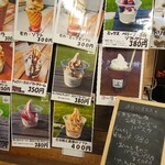 Soft Serve Ice Cream Kobo LuLu - アイスメニューと看板の一部。
                        プリンパフェもちょっと迷いました。