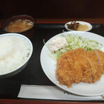 Tonkatsu Daimaru - ロースかつ定食520円