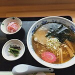 Hero Machi Sanchoku Kan - ラーメン（小鉢付き）