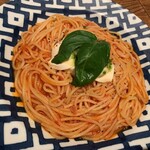 Kamakura Pasta Tsurumi Ten - フレッシュモッツァレラチーズとバジルのトマトソースパスタ