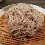 Kama Ya - 更科系の日本そば。麺の上には、ところどころそばガラっぽいものも見えていて、おそらく純粋な更科そばではありません。風味を出すためにそばガラをちょっと使ってるのかも。あと、大盛りだとちゃんと量もあります。安心です。