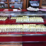 Mochi no Miyoshino - 最近売り切ればかりで、どんだけ作ってんだよ？と思ってたが、今日はケースにずらりと並んでた(蒸す前のものです)