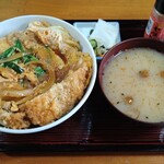 相模屋食堂 - ラーメンスープで甘辛く煮込んだカツ丼は絶品。