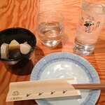 Sanchoku no Gyokai to Nihonshu Shochu Wa Bar Sanchamare - お通しと日本酒（雪の茅舎・ひやおろし）