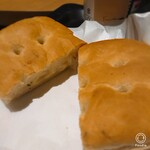 Starbucks Coffee Okayama Ao E Ten - シーフードクリーム、、、海老が少し入ったホワイトソースをサンド。
                        ホカッチャもモチモチさのない普通のパンかな～と(^^ゞ