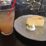 Trattoria Cipresso Tsuchiura Mushikake Ten - レア焼きチーズケーキ+グレープフルーツスカッシュ