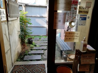 トミヅル - お店の中から外を見たところ。なんだか上品。