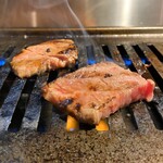 大衆ホルモン焼肉 肉まる本店 - 国産上カルビ