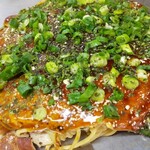 Okonomiyaki Yocchan - 肉玉そば（イカ天・ネギ）（710円）