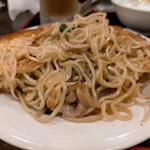 Bairan Senta Kitaten - 梅蘭焼きそば2回目にして何故上部が麺と卵で焼き固められているのか分かった。これのおかげで中の麺と餡が冷めにくかった。