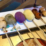 Yagoto no Dango Yasan - やごとのだんごセット：みたらし さっぱり醤油、みたらし あまから醤油、栗きんとんあん、紫いもあん、玉露あん、きなこ、おこげ、ほうじ茶