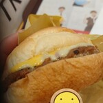 Lotteria Ion Moru Tomakomai Ten - 絶品チーズバーガー(￥360)。
                        爪がモロに写ってしまったので加工しておりますｗ